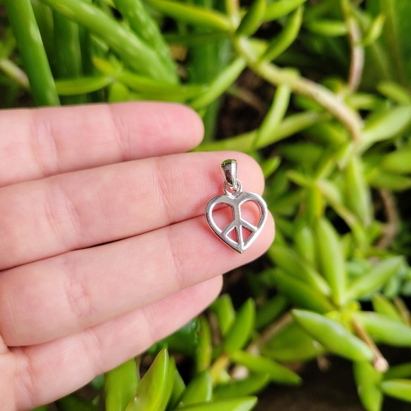 New Solid 925 Sterling Silver Dainty Peace Sign Heart Pendant - Picture 4 of 7